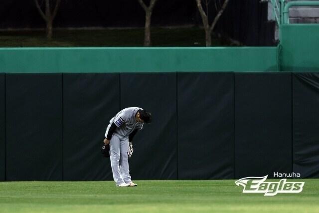 본문 이미지 -  26일 인천 SSG랜더스필드에서 대수비로 출전한 뒤 관중들에게 인사하는 김강민. (한화 이글스 제공)