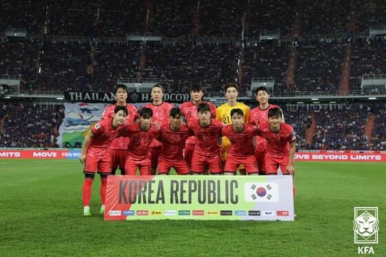 본문 이미지 - 26일 태국 방콕 라자망갈라 스타디움에서 열린 2026 북중미 월드컵 아시아 지역 2차 예선 C조 4차전 한국과 태국의 경기에 앞서 대한민국 선수들이 기념촬영을 하고 있다. (대한축구협회 제공) 2024.3.26/뉴스1 ⓒ News1 박지혜 기자
