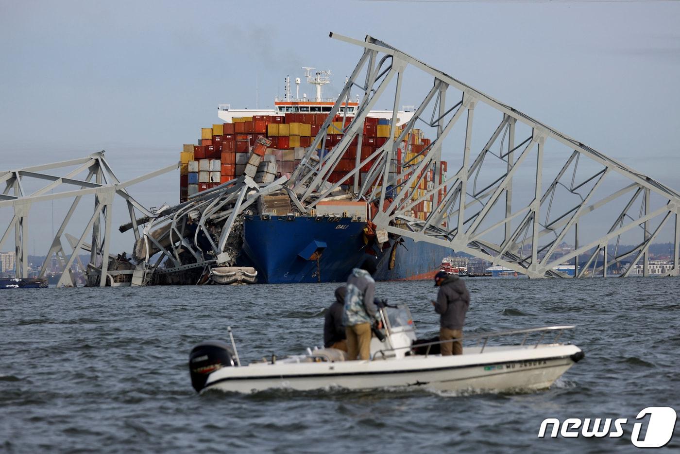 미국 메릴랜드주 볼티모어에서 26일(현지시간) 새벽 컨테이너선 '달리(Dali)'호가 패타스코강을 가로지르는 '프랜시스 스콧 키(Francis Scott Key)' 대교와 충돌해 다리 대부분이 붕괴됐다. 2024.3.26. ⓒ 로이터=뉴스1 ⓒ News1 김성식 기자