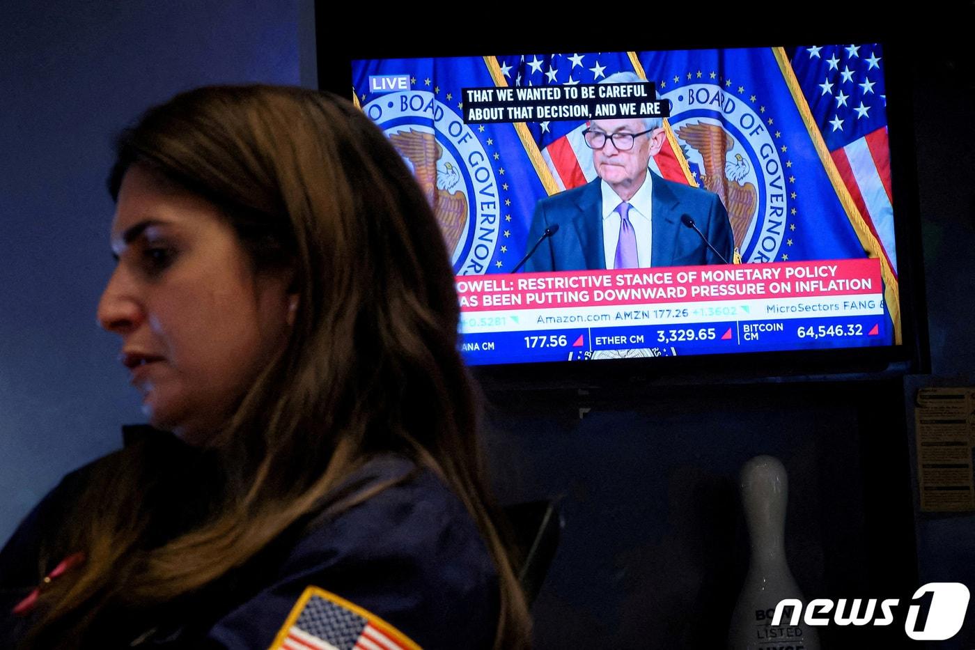 본문 이미지 - NYSE의 한 여성 트레이더. ⓒ 로이터=뉴스1