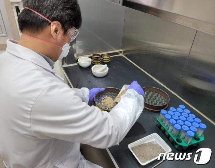 본문 이미지 - 연구원이 토양 시료 전처리를 하고 있다(부산시청 제공)