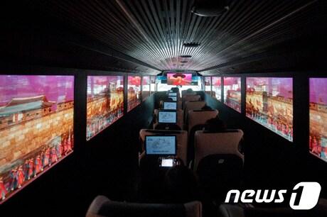 본문 이미지 - 한국관광공사가 '내 나라 여행박람회'에서 선보이는 XR버스 내부.(LG디스플레이 제공)
