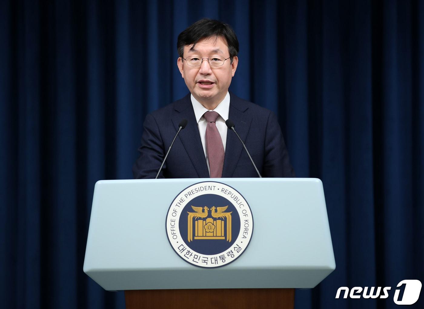 본문 이미지 - 성태윤 대통령실 정책실장이 27일 용산 대통령실 청사에서 보건의료 분야 재정 지출과 관련한 현안 브리핑을 하고 있다. 2024.3.27/뉴스1 ⓒ News1 오대일 기자