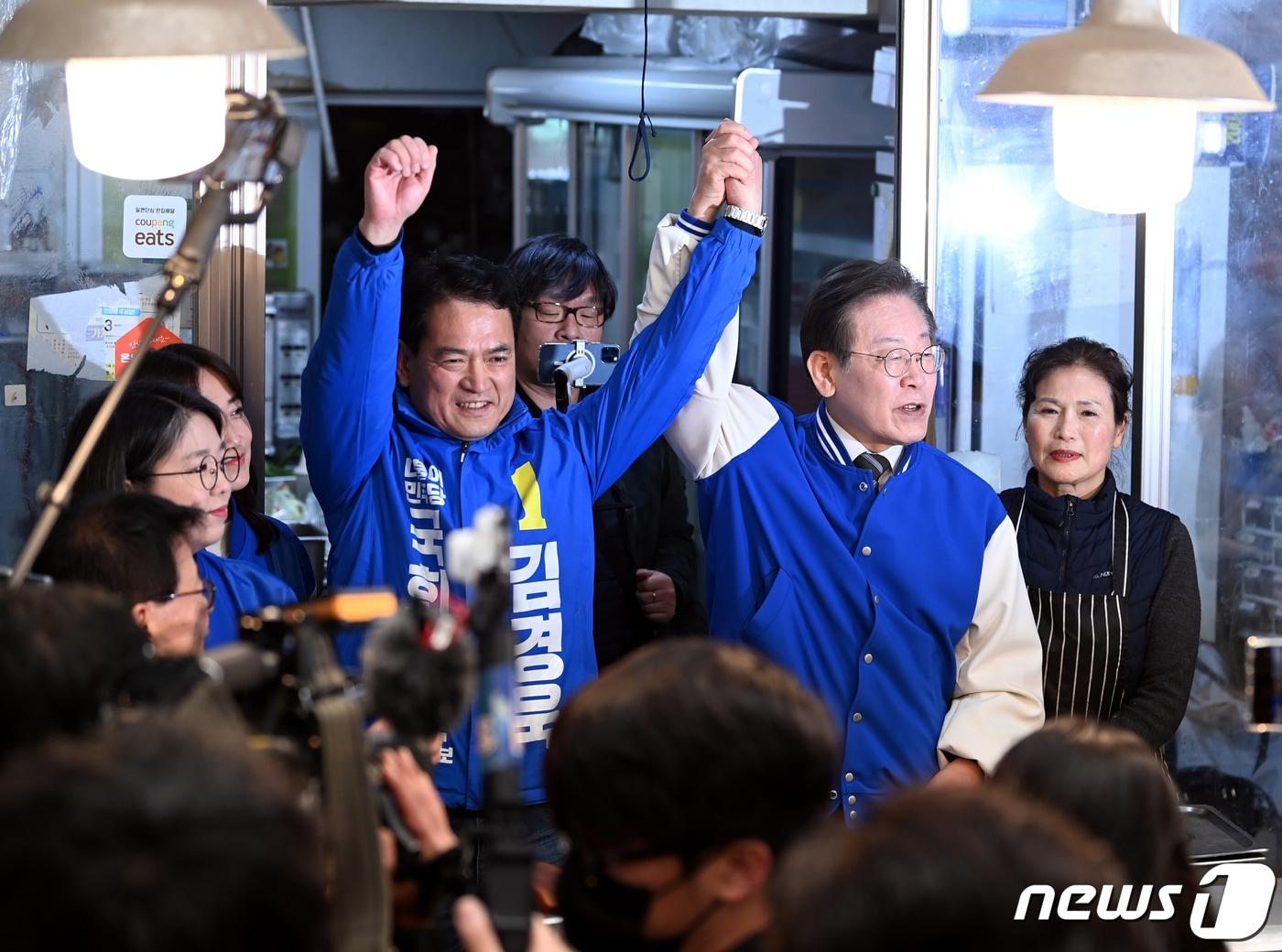 본문 이미지 - 이재명 더불어민주당 대표가 27일 오전 충북 충주시 무학시장을 방문해 시민들에게 김경욱 후보 지지를 호소하고 있다. (공동취재) 2024.3.27/뉴스1 ⓒ News1 임세영 기자