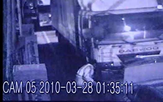 본문 이미지 - 청주에서 택시 기사를 하며 여성 승객을 상대로 성폭행 및 연쇄살인을 저지른 안남기가 자신의 택시 트렁크에서 세 번째 피해자 송 모 씨(당시 24세)의 시신을 꺼내  도롯가 으슥한 곳에 유기하는 모습. (MBC 갈무리)