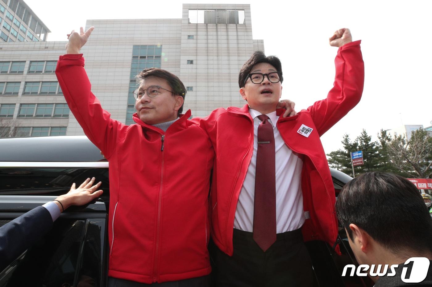 본문 이미지 - 한동훈 국민의힘 비대위원장이 27일 인천 미추홀구 인하 문화의 거리를 찾아 윤상현 후보와 함께 인사하고 있다. (공동취재) 2024.3.27/뉴스1 ⓒ News1 구윤성 기자