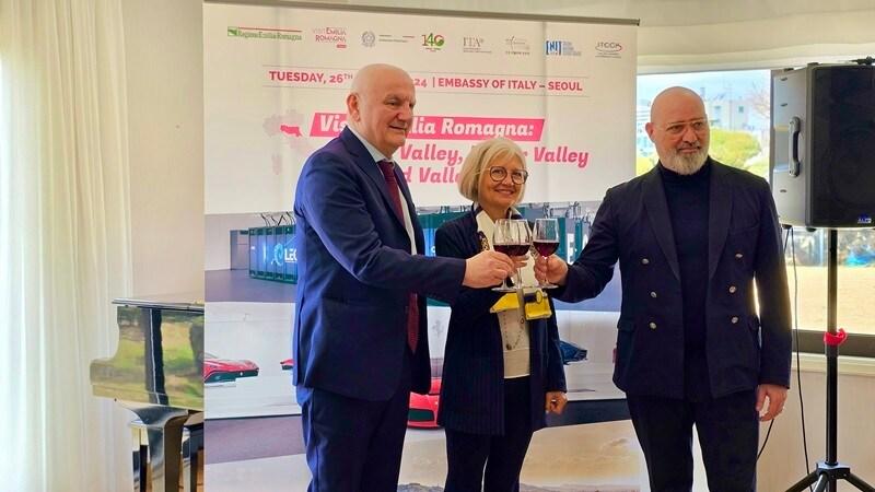 본문 이미지 - 빈첸초 콜라 주 정부 경제 개발 장관(왼쪽부터), 에밀리아 가토 주한 이탈리아 대사,스테파노 보나치니 에밀리아 로마냐 주지사. 사진=주한 이탈리아 대사관 제공