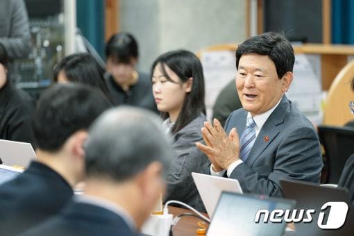 본문 이미지 - 김광수 제주교육감이 27일 도교육청 기자실에서 출입기자단과 차담회를 갖고 있다.(제주도교육청 제공)/뉴스1 
