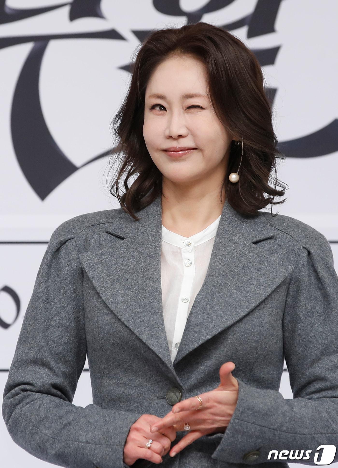 본문 이미지 - 배우 신은경이 27일 오후 서울 목동 SBS 사옥에서 열린 새 금토 드라마 '7인의 부활' 제작발표회에서 포즈를 취하고 있다. '7인의 부활'은 리셋된 복수의 판, 다시 태어난 7인의 처절하고도 강력한 공조를 그린 작품이다. 2024.3.27/뉴스1 ⓒ News1 권현진 기자