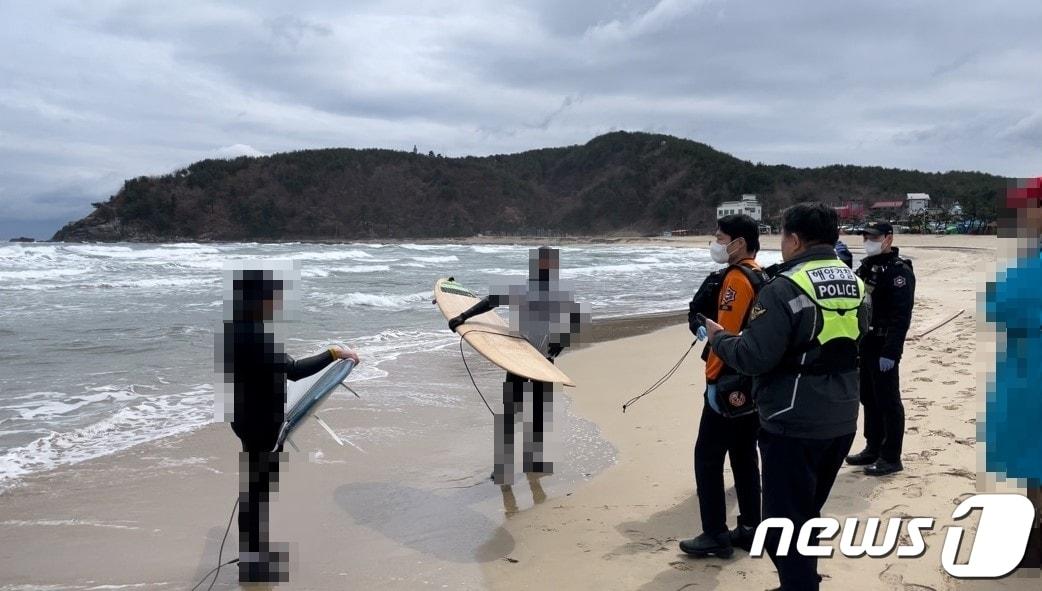 본문 이미지 - 풍랑특보 무시하고 서핑한 수상레저객 적발한 속초해경.(속초해경 제공) 2024,3.27/뉴스1
