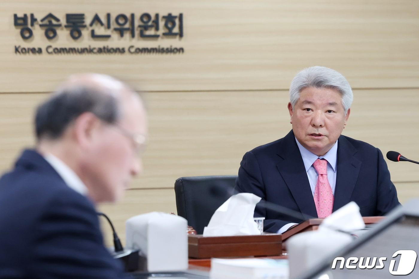 본문 이미지 - 김홍일 방송통신심의위원회(방통위) 위원장이 27일 오후 경기 과천 방통위에서 열린 제16차 위원회 회의를 주재하고 있다. 이날 회의에서는 2024년도 종합편성·보도전문 방송채널사용사업자 재승인에 관한 건 등을 논의한다. 2024.3.27/뉴스1 ⓒ News1 민경석 기자