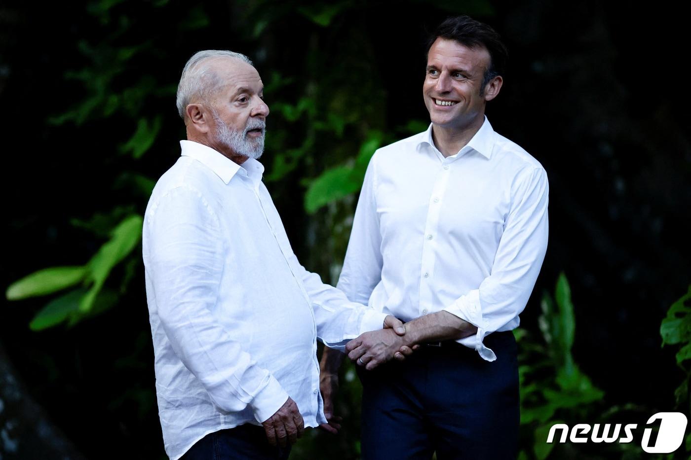 본문 이미지 - 26일(현지시간) 브라질을 국빈방문한 에마뉘엘 마크롱 대통령이 북부 파라주 주도 벨렝에서 루이스 이나시우 룰라 다 시우바 브라질 대통령과 악수하고 있다. 2024.03.26/ ⓒ 로이터=뉴스1 ⓒ News1 박재하 기자