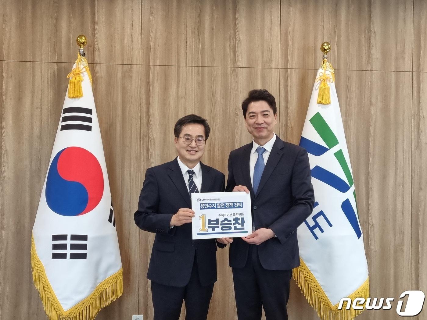 본문 이미지 - 부승찬 후보(오른쪽)가 김동연 경기지사에게 신분당선 요금 2000원 폐지 등을 담은 5대 정책 제안서를 전달하고 있다.(후보측 제공)