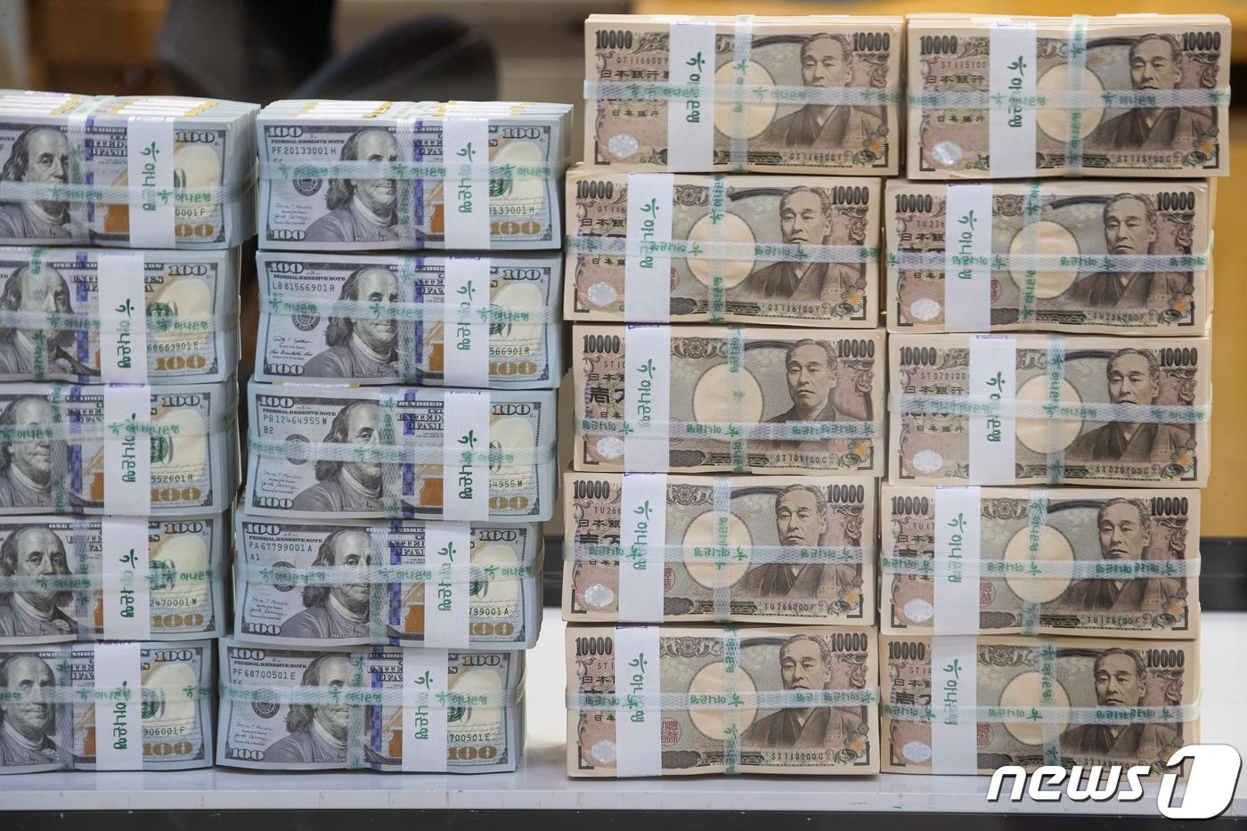 서울 중구 하나은행 위변조대응센터에 달러화와 엔화가 놓여 있다. (자료사진) 2024.3.27/뉴스1 ⓒ News1 유승관 기자