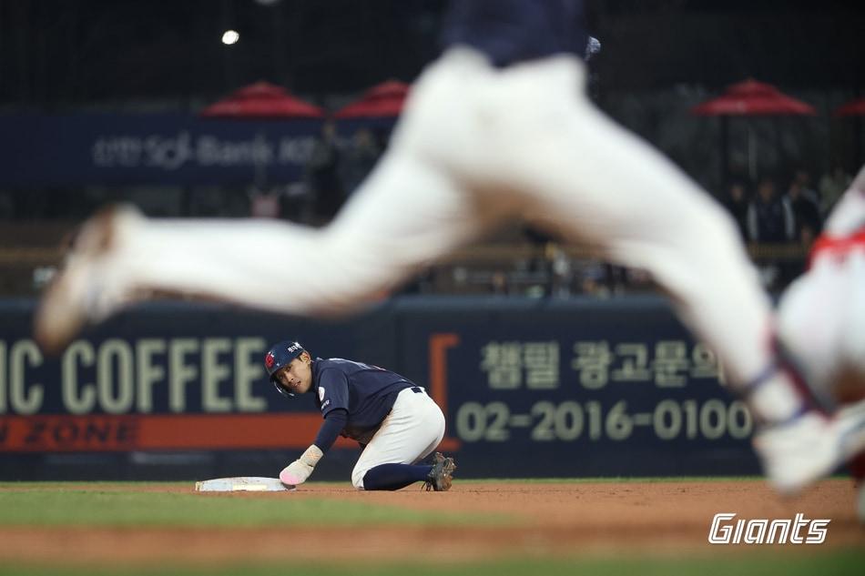 본문 이미지 - 롯데 자이언츠 황성빈 특유의 도루 모션을 보지 못할 가능성이 높아졌다. (롯데 제공)