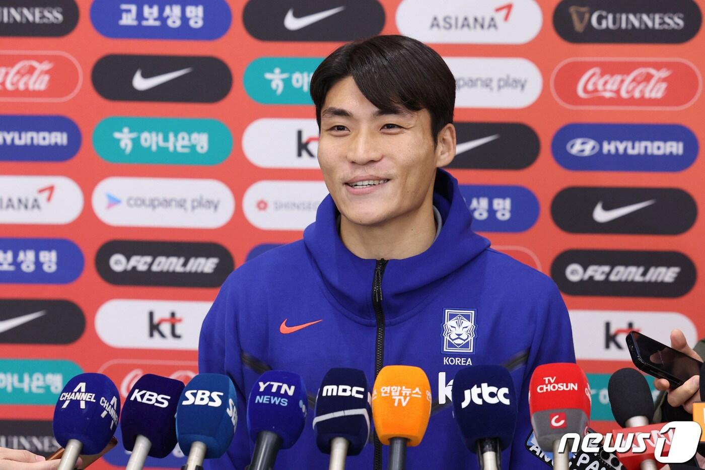 본문 이미지 - 태국 원정 경기에서 골을 기록한 대한민국 축구대표팀 박진섭이 27일 오후 인천국제공항 제2터미널에서 인터뷰를 하고 있다. 2024.3.27/뉴스1 ⓒ News1 신웅수 기자