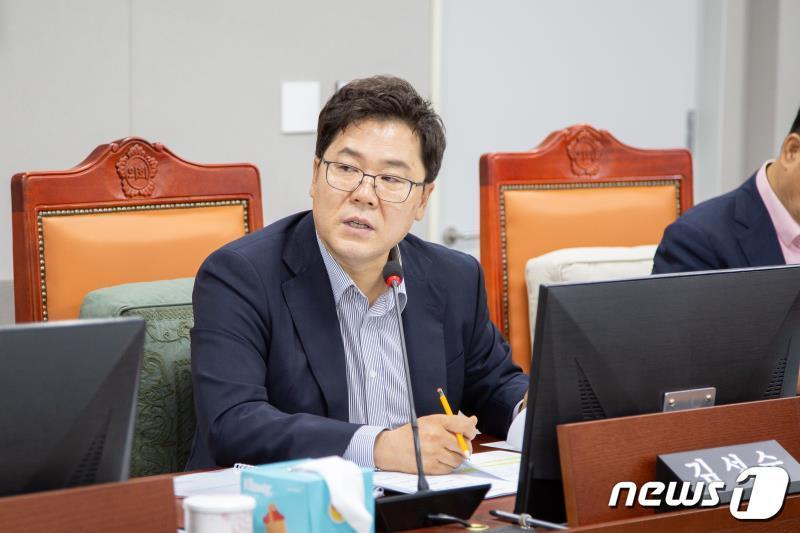 본문 이미지 - 경기도의회 김성수 의원(사진)이 259억여원의 재산을 보유해 2년 연속 도내 재산공개 대상 공직자 중 최고 자산가로 이름을 올렸다.(경기도의회 제공)/