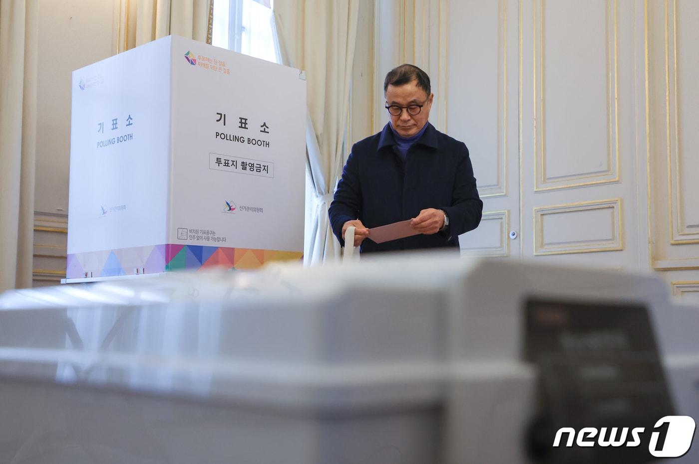 제22대 국회의원선거 재외국민 투표 첫날인 27일(현지시간) 프랑스 파리 주프랑스한국대사관 영사부에 설치된 재외투표소에서 유권자가 투표하고 있다. 2024.3.27/뉴스1 ⓒ News1 이준성 기자