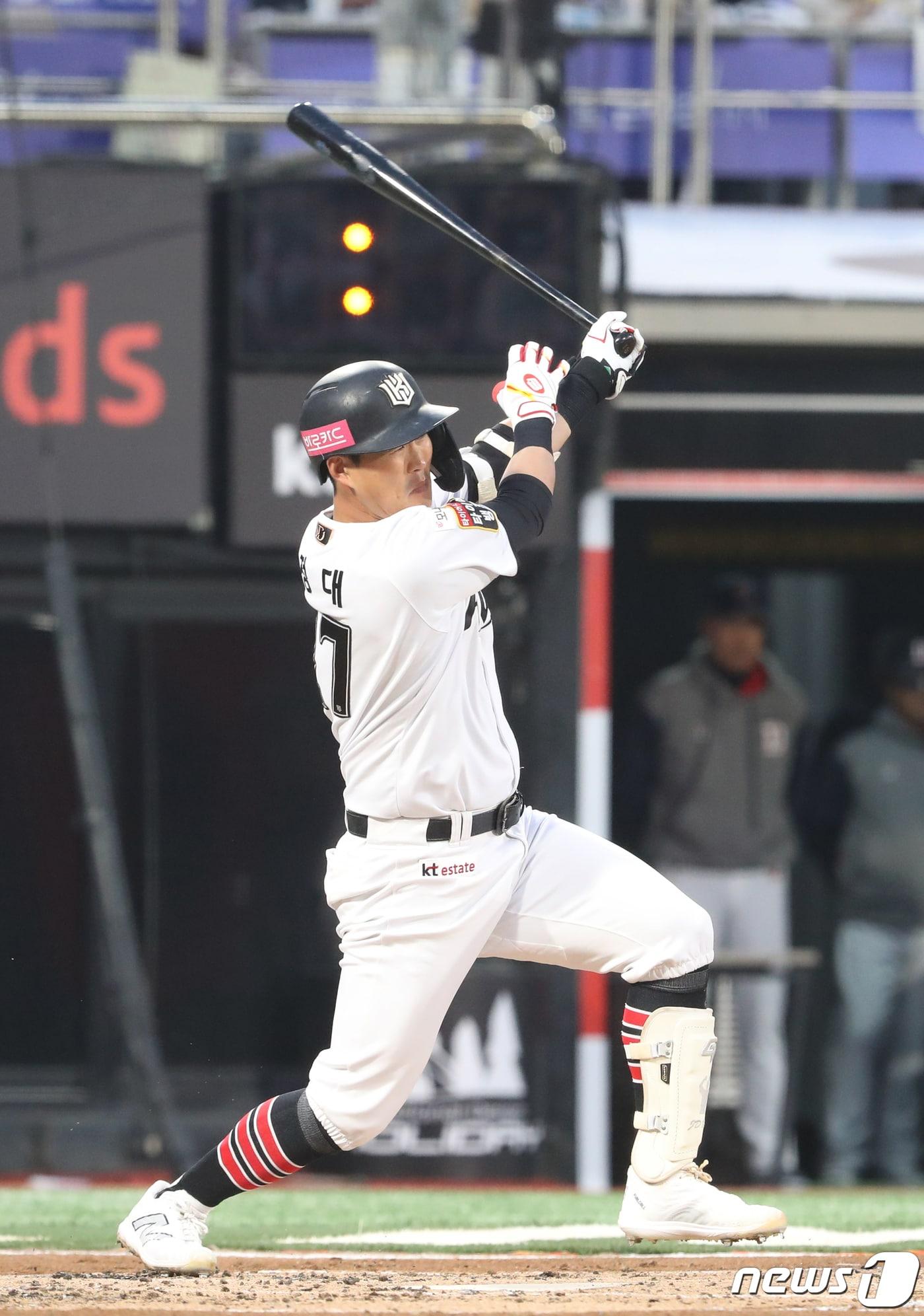 본문 이미지 - 타격하는 KT 위즈 배정대. 2024.3.27/뉴스1 ⓒ News1 김영운 기자