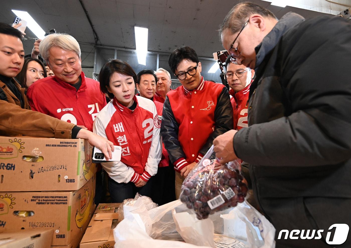 본문 이미지 - 한동훈 국민의힘 비상대책위원장이 28일 서울 송파구 양재대로 가락시장에서 가진 '국민의힘으로 민생살리기' 선거운동개시 민생현장 방문에서 배현진(송파을), 박정훈(송파갑), 김근식(송파병) 후보, 인요한 국민의미래 선거대책위원장 등과 함께 물건을 사러 나온 시민을 만나 인사를 나누고 있다. (공동취재) 2024.3.28/뉴스1 ⓒ News1 박정호 기자