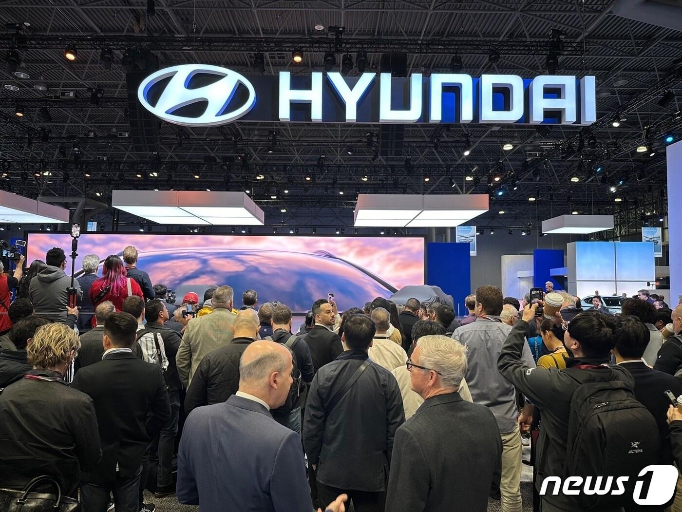 본문 이미지 - 27일(현지시각) 개막한 '2024 뉴욕 국제 오토쇼에서' 현대자동차의 프레스 컨퍼런스 현장 모습.ⓒ 뉴스1 이동희 기자  