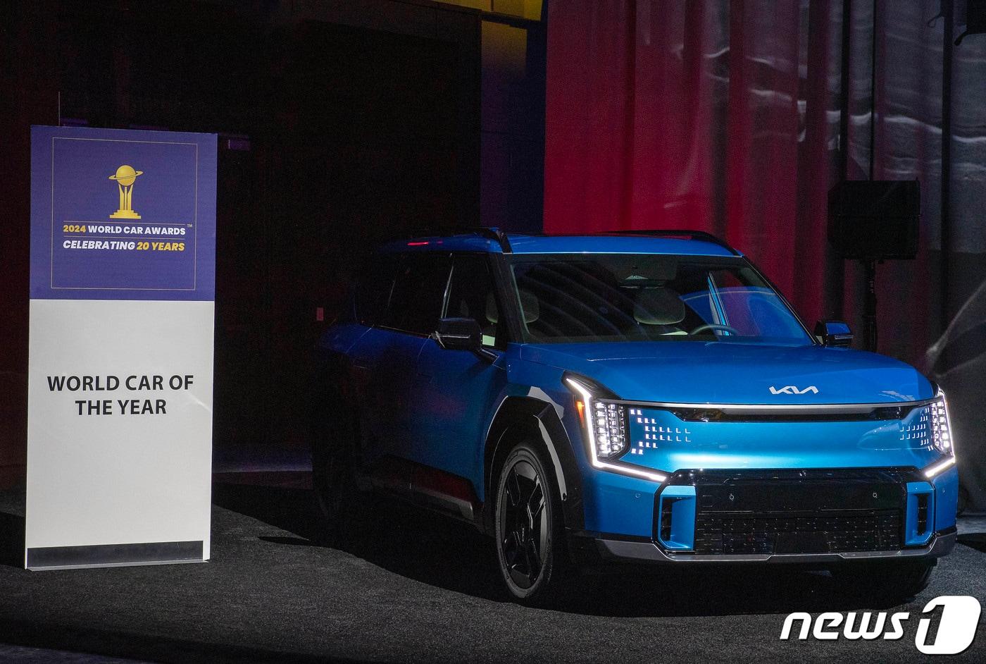  세계 올해의 차 시상식장에 전시된 기아 EV9.(현대차그룹 제공)