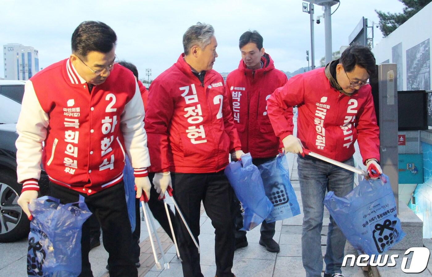 본문 이미지 - 4·10 총선 공식 선거운동이 시작된 28일 오전 국민의힘 광주시당이 518민주광장을 청소하고 있다. 2024.3.28/뉴스1 ⓒ News1 박지현 기자