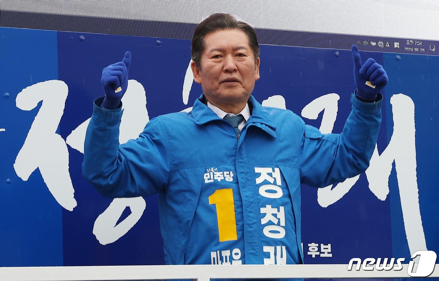 본문 이미지 - 정청래 더불어민주당 마포을 후보가 4·10 총선 공식 선거운동이 시작된 28일 오전 서울 마포구 성산아파트 앞에서 열린 선거 출정식에서 유세 활동을 하고 있다. 2024.3.28/뉴스1 ⓒ News1 김성진 기자