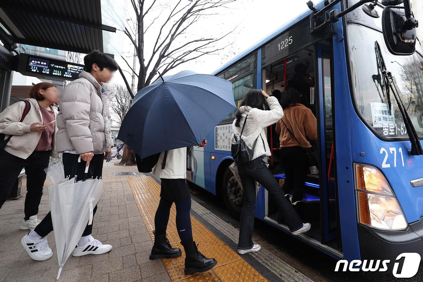 서울 시내 한 버스정류장에서 시민들이 버스에 탑승하고 있다. (자료사진)2024.3.28/뉴스1 DB