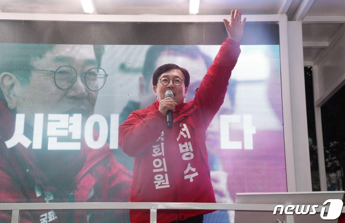 본문 이미지 - 제22대 국회의원 선거 공식 선거운동이 시작된 28일 오전 부산 북구 덕천역 인근에서 북갑에 출마한 국민의힘 서병수 후보가  출근길에서 시민들에게 지지를 호소하고 있다. 2024.3.28/뉴스1 ⓒ News1 윤일지 기자