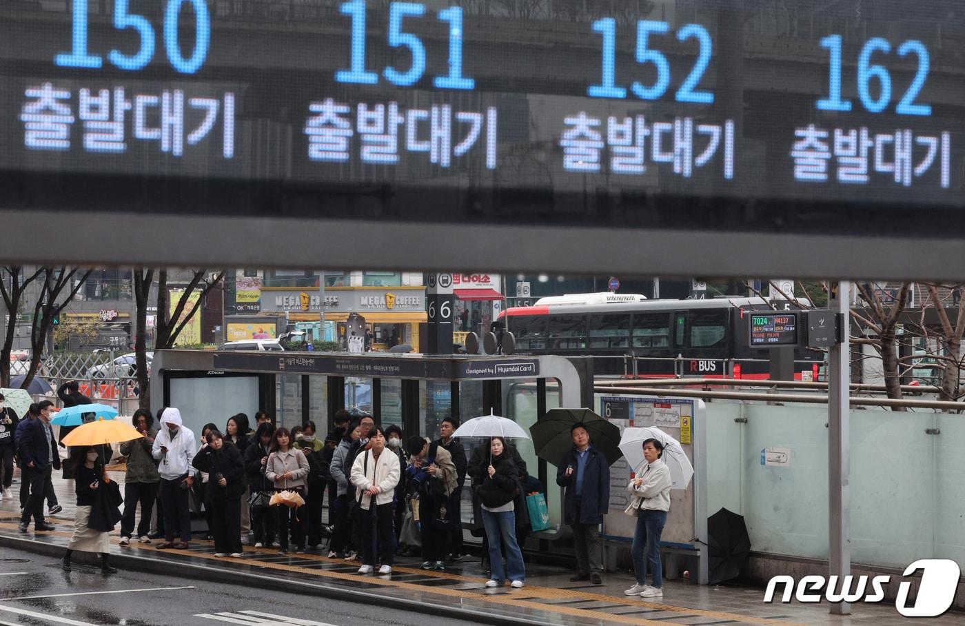 본문 이미지 - 서울 시내버스 노조가 총파업에 돌입한 28일 오전 서울역 버스환승센터에서 시민들이 버스를 기다리고 있다. 서울 버스가 멈춰 선 것은 2012년 부분 파업 이후 12년 만이다. 2024.3.28/뉴스1 ⓒ News1 신웅수 기자