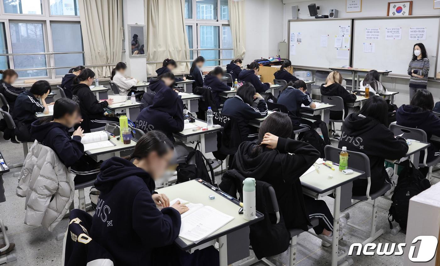 본문 이미지 - 2025학년도 대학수학능력시험 대비 3월 전국연합학력평가가 시행된 28일 서울 강남구의 한 고등학교에서 3학년 학생들이 시험 준비를 하고 있다. /뉴스1 ⓒ News1 사진공동취재단