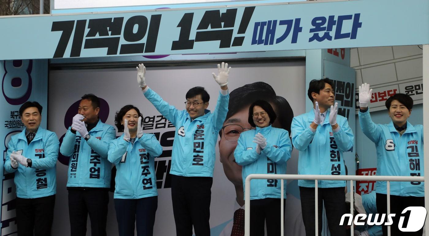 본문 이미지 - 4·10 총선 공식 선거운동이 시작된 28일 오전 광주시 북구 양산4거리에서 진보당 후보들이 출근길에 나선 시민들에게 인사하고 있다. 2024.3.28/뉴스1 ⓒ News1 이수민 기자