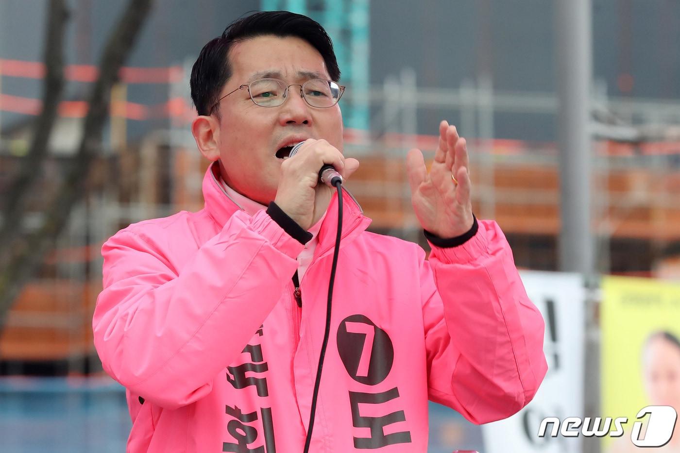 본문 이미지 - 제22대 총선 공식 선거운동이 시작된 28일 오전 대구 중구 명덕네거리에서 무소속으로 중남구에 출마한 도태우 후보가 연설을 하고 있다. 2024.3.28/뉴스1 ⓒ News1 공정식 기자