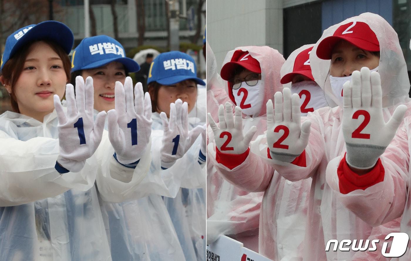 본문 이미지 - 22대 총선 공식선거운동이 시작된 28일 대전 서구을에 출마한 더불어민주당 박범계, 국민의힘 양홍규 후보 선거운동원들이 각각 자당의 기호를 홍보하며 거리에서 지지를 호소하고 있다. 2024.3.28 /뉴스1 ⓒNews1 김기태 기자