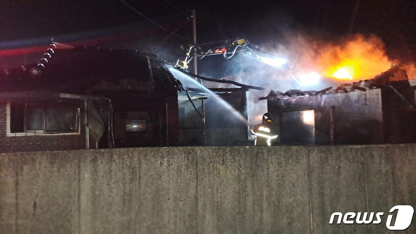 본문 이미지 - 27일 오후 10시11분께 전북 장수군 장수읍 단독주택에서 불이 났다.(전북소방 제공)2024.3.28/뉴스1