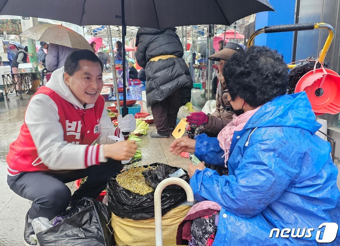 본문 이미지 - 진주갑 국민의힘 박대출 후보가 28일 진주 중앙시장에서 상인과 인사를 나누고 있다. 2024.3.28 뉴스1/한송학기자