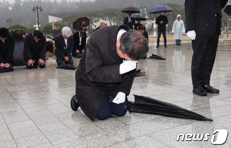 본문 이미지 - 이낙연 새로운미래 광주 광산을 국회의원 후보가 28일 광주 북구 운정동 국립 5.18민주묘지를 찾아 무릎 꿇고 참배하고 있다.2024.3.28/뉴스1 ⓒ News1 김태성 기자