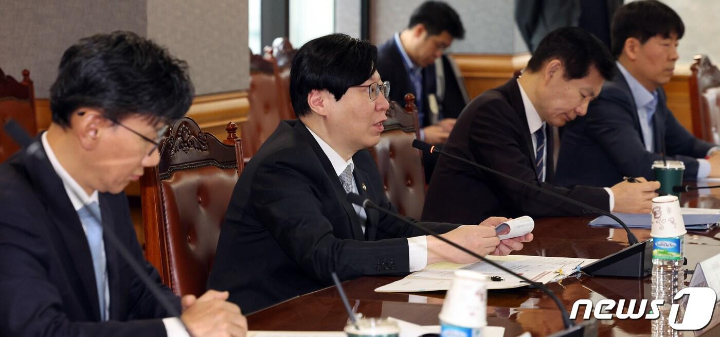 본문 이미지 - 김소영 금융위원회 부위원장이 지난 3월 서울 중구 명동 은행회관에서 열린 신용정보 제도개선 회의에서 모두 발언을 하고 있는 모습. 2024.3.28/뉴스1 ⓒ News1 김명섭 기자