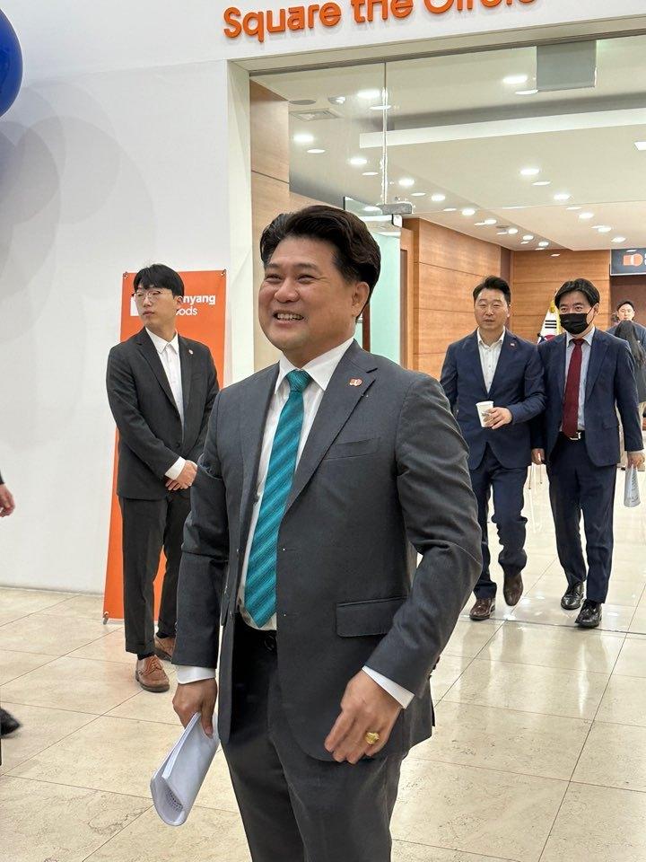 본문 이미지 - 김동찬 삼양식품 대표이사가 28일 서울 성북구 삼양식품 본사에서 열린 제63기 정기 주주총회가 끝난 뒤 기자들과 만나 질문에 답하고 있다.(삼양식품 제공)