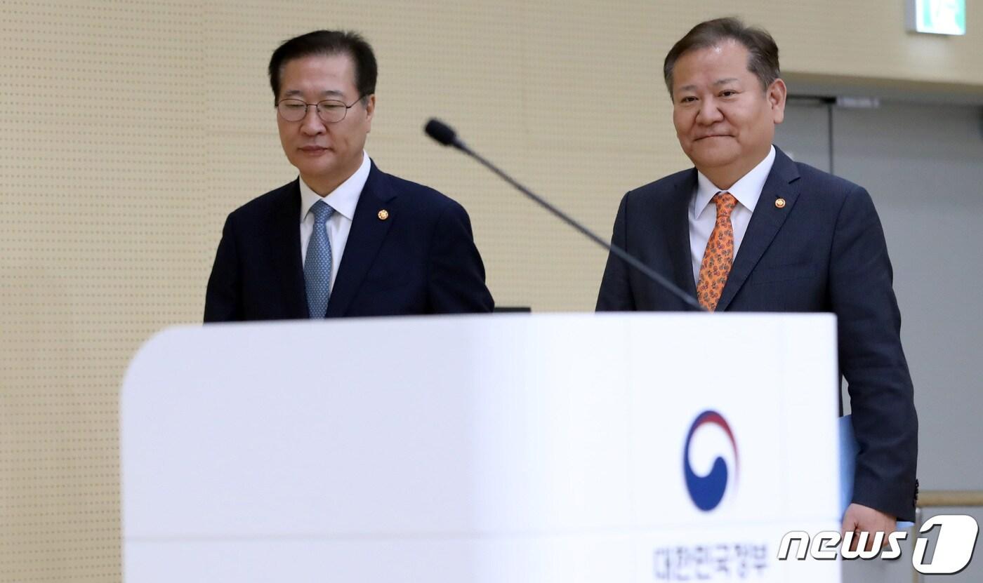 본문 이미지 - 박성재 법무부 장관(왼쪽)과 이상민 행정안전부 장관이 22대 총선 담화 발표를 위해 28일 정부세종청사에 입장하고 있다.2024.3.28/뉴스1 ⓒ News1 김기남 기자