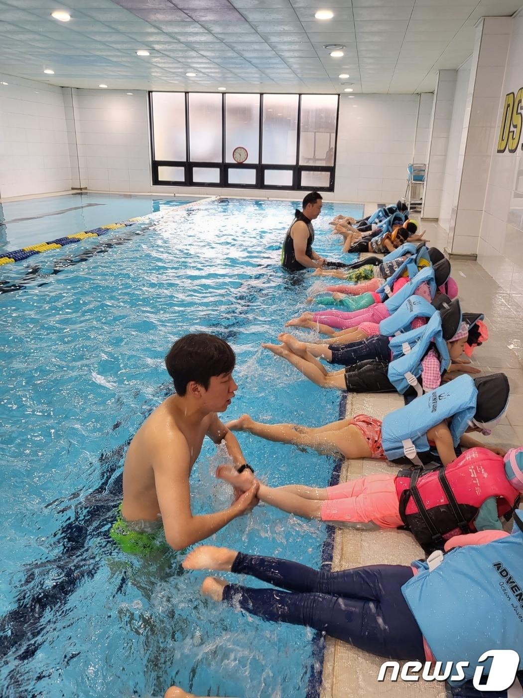 본문 이미지 - 충북도교육청은 교육부 공모사업인 '2024년 유아교육 역량 강화' 사업으로 도내 공·사립 유치원 21개원을 선정해 생존 수영교육을 운영한다.(충북교육청 제공)/뉴스1