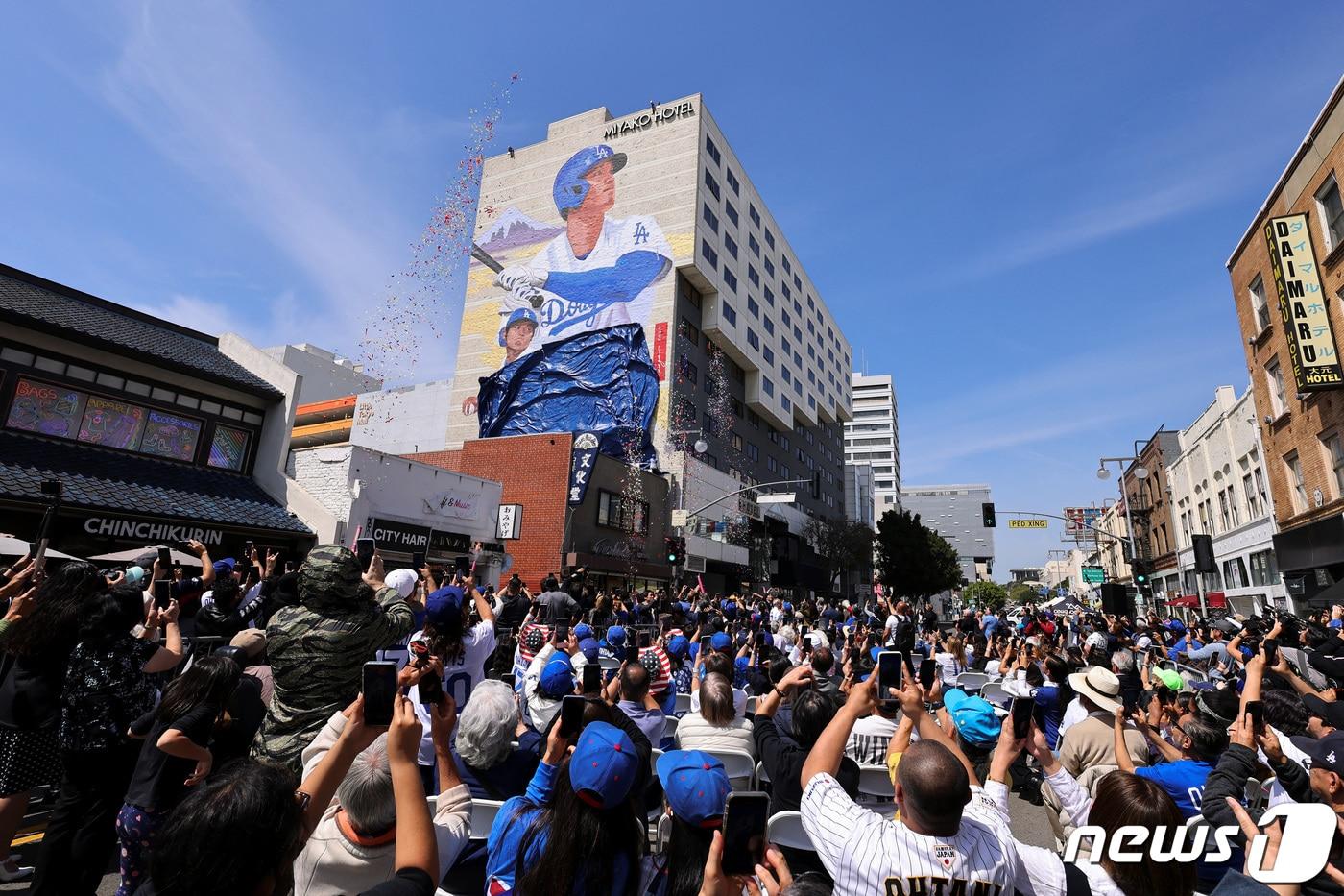 미국 로스앤젤레스(LA) 리틀도쿄의 건물에 그린 오타니 쇼헤이 선수 벽화가 27일(현지시간) 제막되자 벽화를 보러 온 팬들이 이 모습을 스마트폰 카메라에 담고 있다. 2024.3.27. ⓒ 로이터=뉴스1 ⓒ News1 김성식 기자