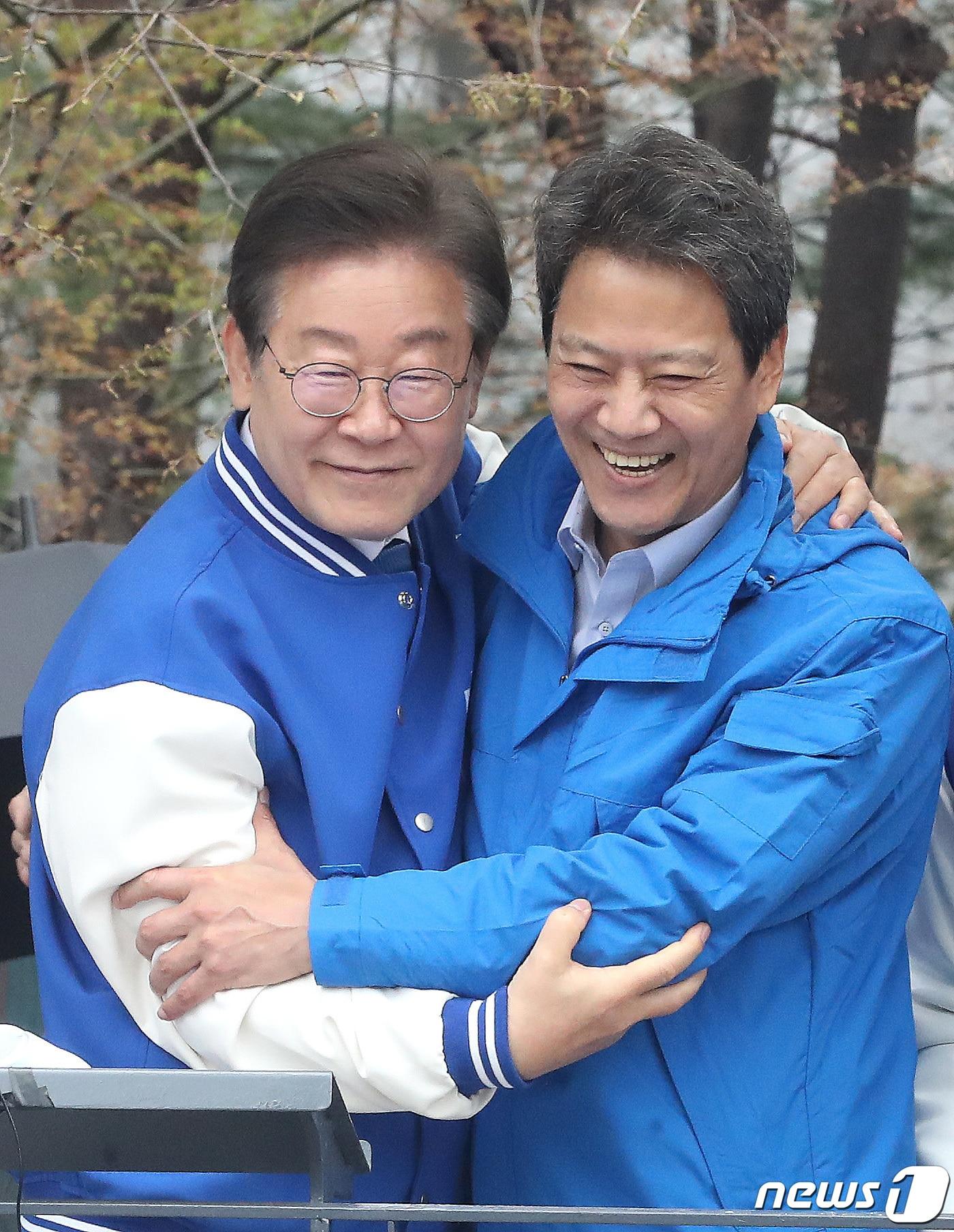 본문 이미지 - 이재명 더불어민주당 대표와 임종석 전 대통령실 비서실장이 공식 선거운동이 시작된 지난 3월 28일 오전 서울 성동구 왕십리역 광장에서 전현희 더불어민주당 서울 중구성동갑 후보와 박성준 서울 중구성동을 후보의 지지유세에 앞서 포옹을 나누고 있다. 2024.3.28/뉴스1 ⓒ News1 임세영 기자