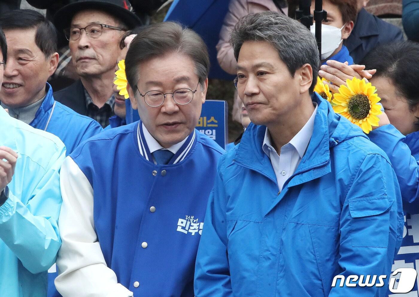 이재명 더불어민주당 대표와 임종석 전 대통령실 비서실장이 공식 선거운동이 시작된 2024년 3월 28일 오전 서울 성동구 왕십리역 광장에서 전현희 더불어민주당 서울 중구성동갑 후보와 박성준 서울 중구성동을 후보의 지지유세에 앞서 이야기를 나누고 있다. 2024.3.28/뉴스1 ⓒ News1 임세영 기자