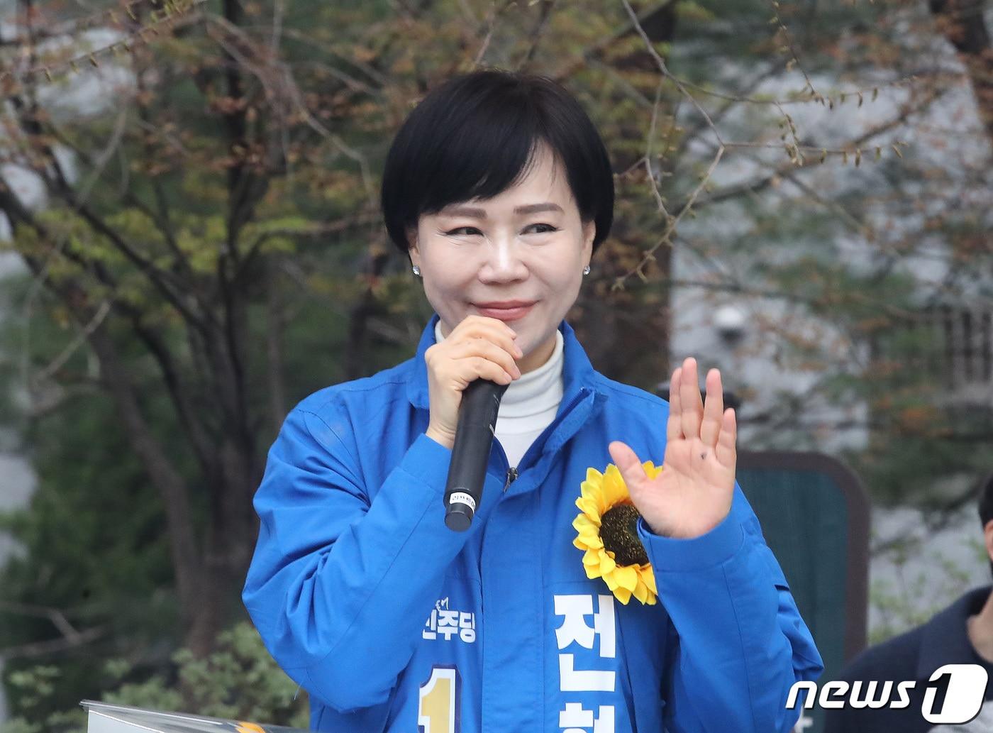 본문 이미지 - 전현희 더불어민주당 서울 중구성동갑 후보가 공식 선거운동이 시작된 28일 오전 서울 성동구 왕십리역 광장에서 시민들에게 지지를 호소하고 있다. 2024.3.28/뉴스1 ⓒ News1 임세영 기자
