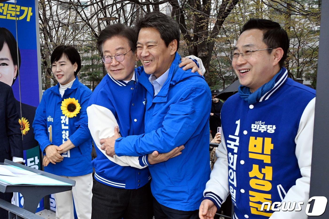 본문 이미지 - 이재명 더불어민주당 대표와 임종석 전 대통령 비서실장이 28일 서울 성동구 왕십리역 광장에서 중구성동구 갑과 을에 각각 출마하는 전현희 후보와 박성준 후보 지원 유세를 위해 방문, 포옹을 하고 있다. (공동취재) 2024.3.28/뉴스1 ⓒ News1 임세영 기자