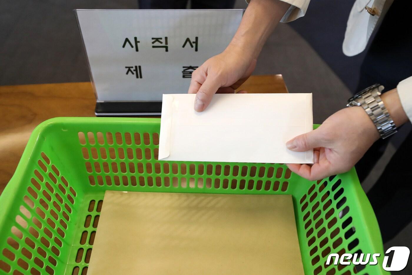 본문 이미지 - 정부의 의과대학 증원 방침에 반발해 전국 의대 교수들의 사직이 이어지고 있는 가운데 28일 서울의 대학병원에서 한 교수가 사직서를 제출하고 있다. 2024.3.28/뉴스1 ⓒ News1 이승배 기자
