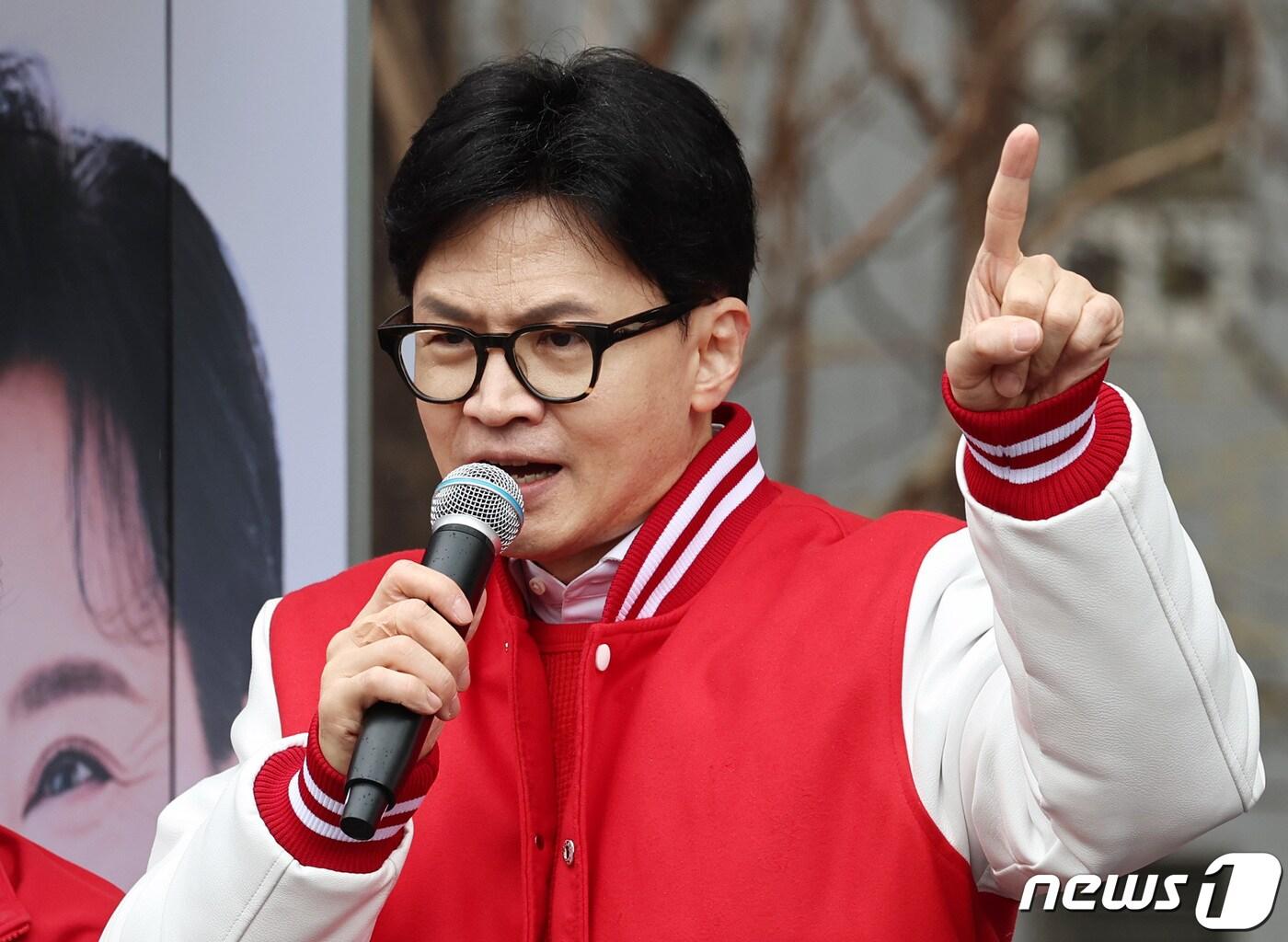 본문 이미지 - 한동훈 국민의힘 비상대책위원장 겸 총괄선대위원장이 28일 오후 서울 성동구 왕십리역광장에서 중성동갑에 출마한 윤희숙 후보에 대한 지지를 호소하고 있다. 2024.3.28/뉴스1 ⓒ News1 구윤성 기자