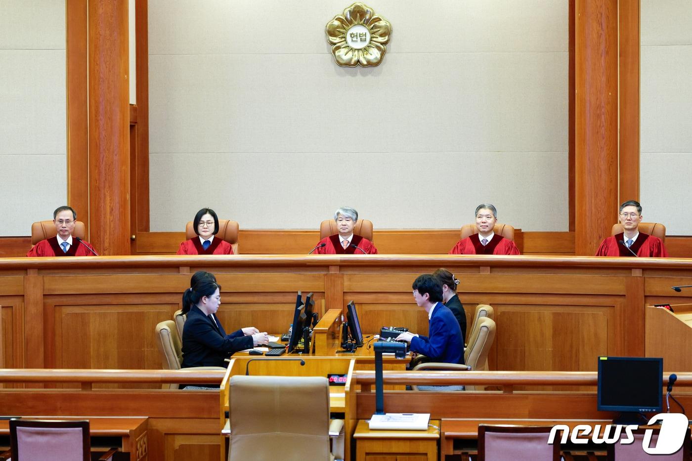 본문 이미지 - 이종석 헌법재판소장과 재판관들이 28일 오후 서울 종로구 헌법재판소 대심판정에서 3월 사건 선고를 위해 자리하고 있다. 2024.3.28/뉴스1 ⓒ News1 안은나 기자
